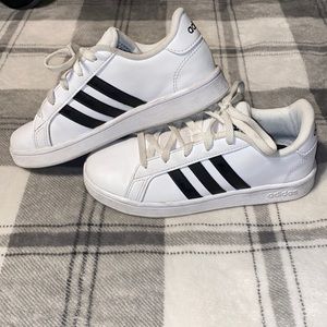 Kids Adidas tennis shoes in great shape!